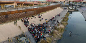 Texas National Guard troops block migrants from entering a high-traffic border crossing area along Rio Grande in El Paso,Texas.