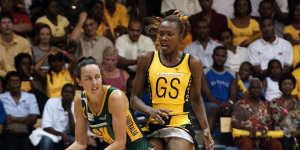 Liz Ellis (left) in 2003. She later had a knee reconstruction,in part because of a torn ACL. 
