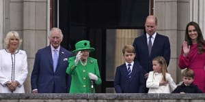 The Queen appears on the Buckingham Palace balcony with the Duchess of Cornwall,Prince Charles and the Cambridges.