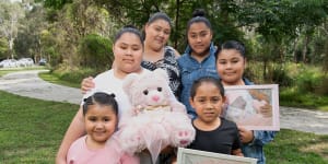 Jennifer Fonua with her five living children and the teddy bear that contains her baby daughter Thalia's ashes. (L-R) Jennifer 5,Elena 10,Jennifer (mother),Natalie 12,Xavier 7,Elenor 9. 