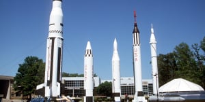 (dpa files) - Different types of rockets and missiles of NASA and the US army stand in front of the NASA space flight centre in Huntsville,Alabama/USA,2001. Photo by:Jerzy Dabrowski/picture-alliance/dpa/AP Images .
