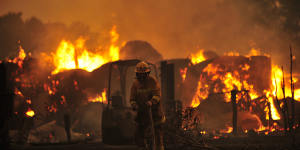 Emergency warning as bushfire threatens lives and homes in Jurien Bay