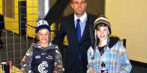 Sam (left) and Tom De Koning with Carlton champion Chris Judd in 2010.