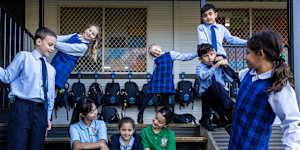  At St Charles Catholic Primary School,weeks 5 and 10 of each term are designated ‘no homework’ weeks,instead kids have are encouraged to instead spend time with their family. 