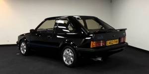 A Ford Escort owned by Princess Diana in the 1980s has sold at auction,25 years on from her death.