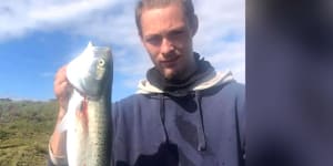 ‘Slim’ chance of finding missing fisherman,19,swept off rocks at Port Kembla