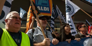 TWU members protest outside an Aldi supermarket,demanding'safe rates'for truck drivers.