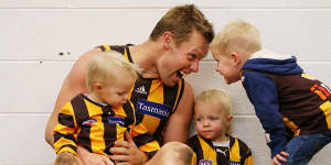 Mitchell,the Hawthorn player,with his young children in 2013.