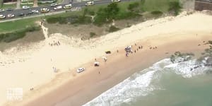 Man dies,children rescued after being swept off rocks near Wollongong,police say