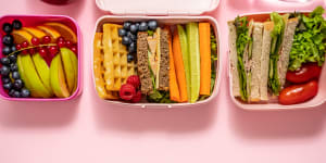 Forget fancy:experts recommend taking it back to basics when it comes to your child’s school lunch. 