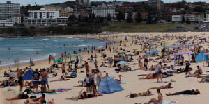 Timelapse of Bondi Beach as the city is set to break 30-degree mark