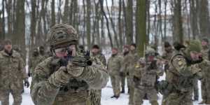 Members of Ukraine’s Territorial Defence Forces,volunteer military units of the Armed Forces,train in a city park in Kyiv,Ukraine.