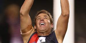 Shane Warne showing his skills in St Kilda colours.