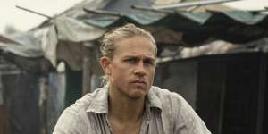 Charlie Hunnam plays Lin,a man on the run who finds the chance for redemption in the slums of Mumbai.