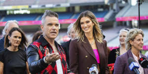 Robbie Williams announcing Delta Goodrem as a guest act for the 2022 AFL grand final.