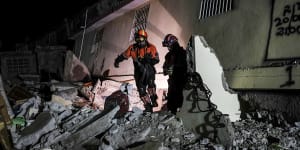 Grieving Haitians gather to bury their dead after devastating earthquake