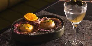 Seafood,such as these Abrolhos Island scallops,is a focus.