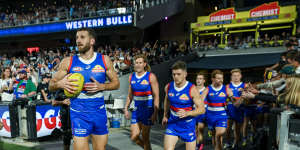 Marcus Bontempelli has not put a foot wrong at the Bulldogs. His teammates need to step up and help him and Tom Liberatore.