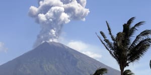 Tourists helped down from Mount Rinjan after earthquake