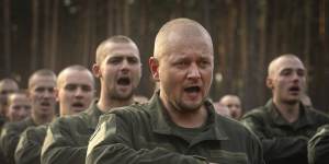 Zelensky lowers Ukraine’s fighting age,cracks down on draft dodgers