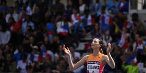 Nicola Olyslagers salutes the crowd at Stade Charlety in Paris.