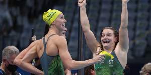 Emma McKeon and Chelsea Hodges celebrate Australia’s victory in the 4x100m medley relay. 