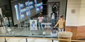 Man pretends to be mannequin to steal jewellery after shop closes