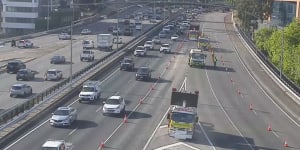 Gravel spill spells traffic chaos on Mitchell Freeway southbound