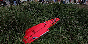 A broken surfboard left on the shoreline.