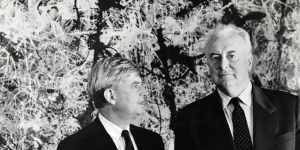 National Gallery of Australia director James Mollison and former prime minister Gough Whitlam stand in front of Jackson Pollock’s Blue poles in 1986.