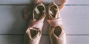 Looking at these middle-aged women in their serious ballet uniforms,I suddenly feel that I am in the right place. They,like me,want to be ballerinas,and they have come dressed for the part.