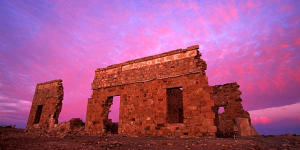 Red Centre ... the ruins of an old hotel on the Oodnadatta Track.