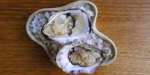 A dish of oysters.