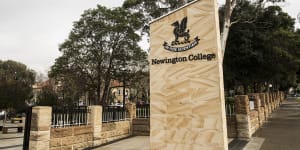 About 1000 former Newington College students met on Wednesday night at a special general meeting.
