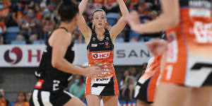 Sophie Dwyer makes a pass for the Giants against Collingwood on Saturday.