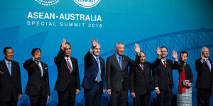 Threatened to ‘beat up’ protesters ... Cambodian Prime Minister Hun Sen,among leaders including then Australian prime minister Malcolm Turnbull,in the ASEAN “family” photo for the 2018 summit in Sydney. 