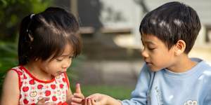Hazel and Lucas Fewchuk,age 3 and 5,tuck into a bowl of blueberries.