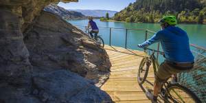 Pedal road-free across Otago Lake Dunstan Trail.