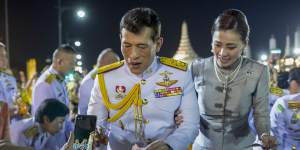 Thailand’s King Maha Vajiralongkorn,son of the late King Bhumibol,greets supporters with with Queen Suthida in Bangkok in 2020.