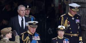 An officer at the funeral salutes all four of the Queen’s children,Prince Andrew,Prince Edward,King Charles III and his sister Anne,the Princess Royal. 
