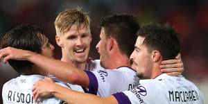 Perth Glory beat Western Sydney Wanderers but game marred by fan disruption 