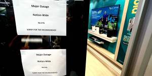 An Optus shop in Melbourne notifies customers of a major outage around Australia.