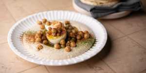 The go-to dish:Hummus with soft-boiled egg,crisp chickpea and flatbread.