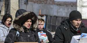 Mariupol residents,who have been without water,get supplies from a warehouse under the control of the government of the self-proclaimed Donetsk People’s Republic. 