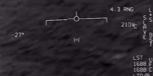 The video shows a US Navy pilot’s encounter with a UFO.