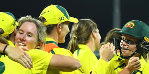 Mooney,McGrath hold victorious Australians together