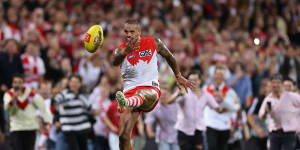 Lance Franklin kicks his 1000th goal as fans,showing confidence in his accuracy,flood the SCG.