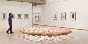 Ken Unsworth’s “Suspended stone circle II”,featuring 103 stones hanging by 309 wires. This work is a feature of the renovated 20th century art galleries in the existing sandstone building.
