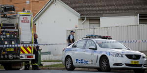 Police close Queanbeyan street due to apparent siege