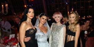 Inside the gala the celebs are hanging out. Dua Lipa (after a dress change),Penélope Cruz,Marion Cotillard and Margot Robbie pose inside.